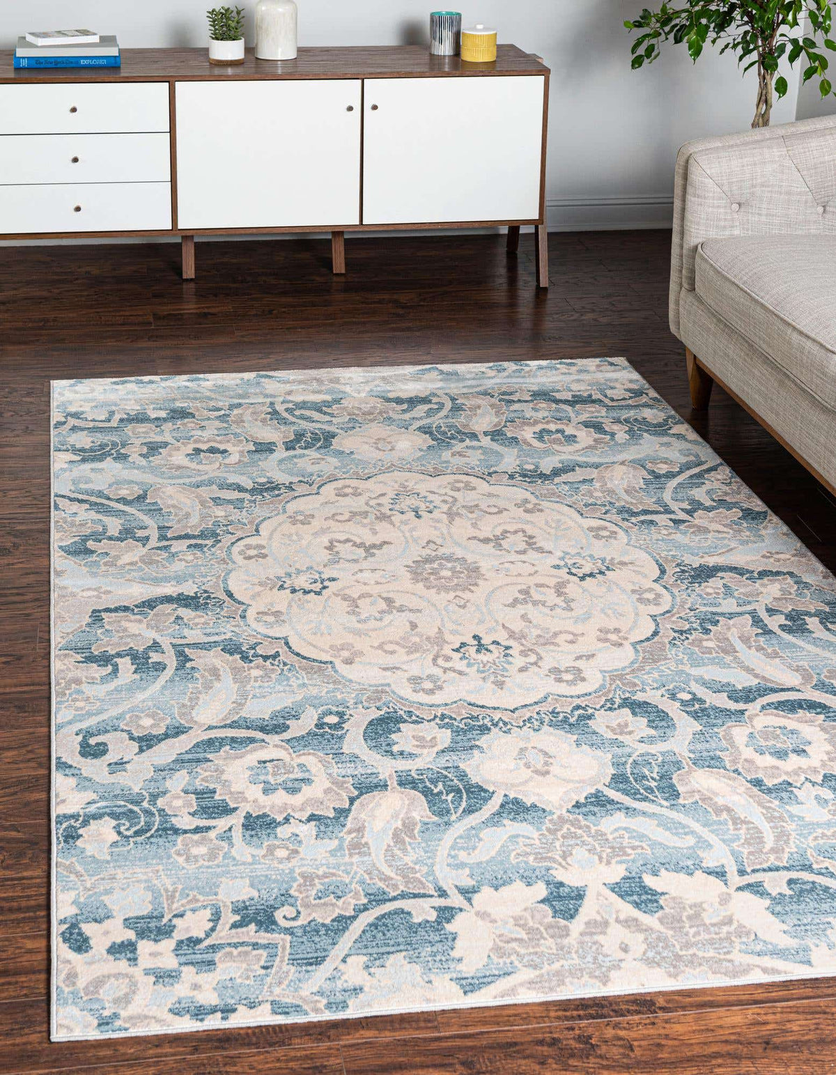 Rechteck Teppich Restoration in Blau von Hadorn™ - Lifestyle Image