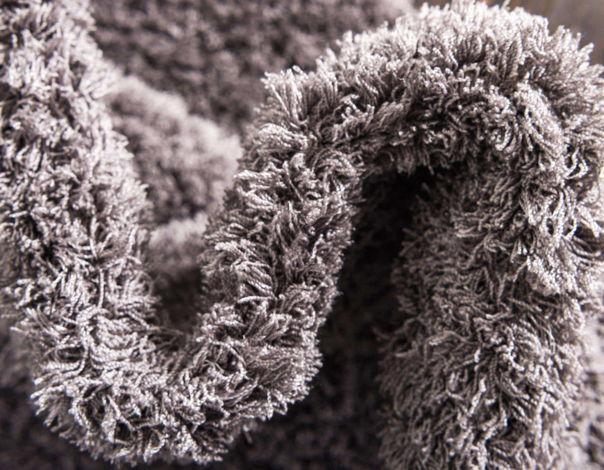 Rechteck Hochflorteppich Studio Solid Shag in Dunkelgrau von Hadorn™ - Lifestyle Image