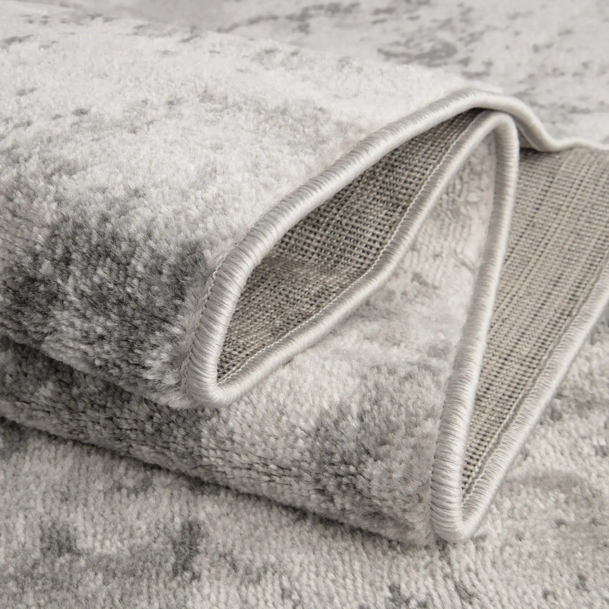 Rechteck Teppich Metropolis in Hellgrau von Hadorn™ - Lifestyle Image