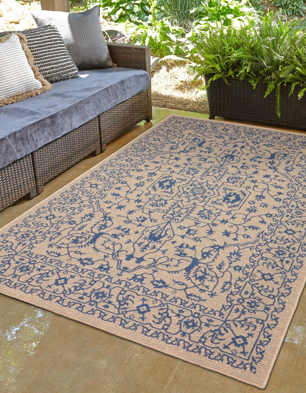 Rechteck Outdoor Teppich Outdoor Botanical in Beige und Blau von Hadorn™ - Lifestyle Image