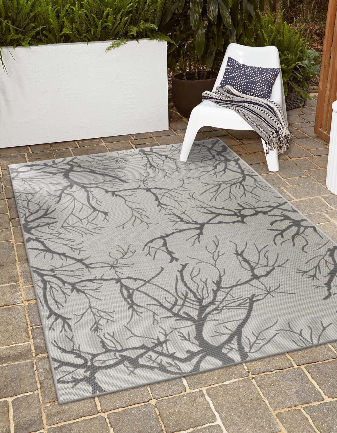 Rechteck Outdoor Teppich Outdoor Botanical in Hellgrau von Hadorn™ - Lifestyle Image