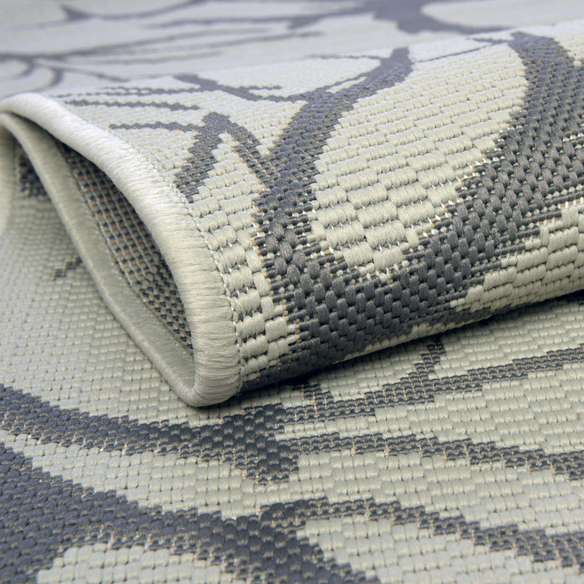 Rechteck Outdoor Teppich Outdoor Botanical in Hellgrau von Hadorn™ - Lifestyle Image