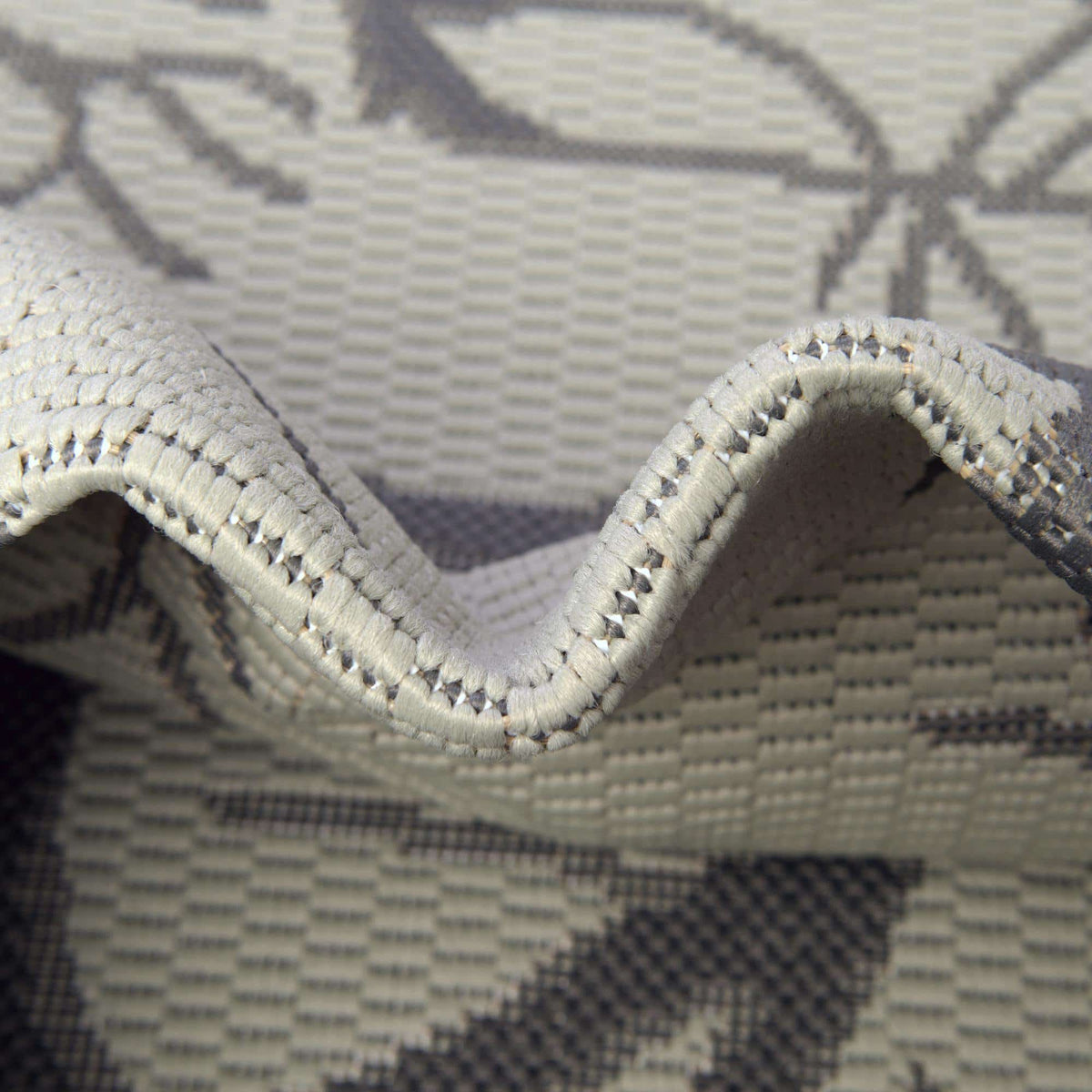 Rechteck Outdoor Teppich Outdoor Botanical in Hellgrau von Hadorn™ - Lifestyle Image