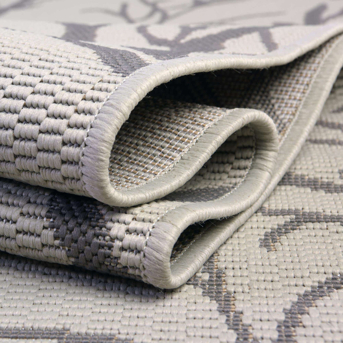 Rechteck Outdoor Teppich Outdoor Botanical in Hellgrau von Hadorn™ - Lifestyle Image