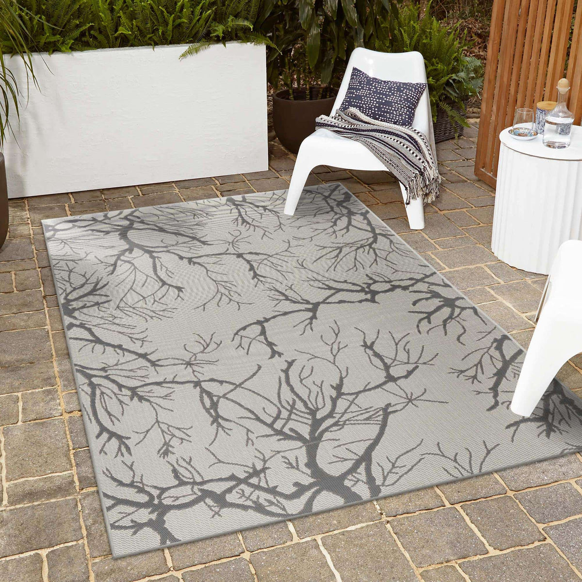 Rechteck Outdoor Teppich Outdoor Botanical in Hellgrau von Hadorn™ - Lifestyle Image