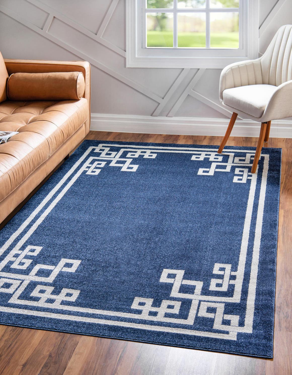 Rechteck Teppich Greek Key in Dunkelblau von Hadorn™ - Lifestyle Image
