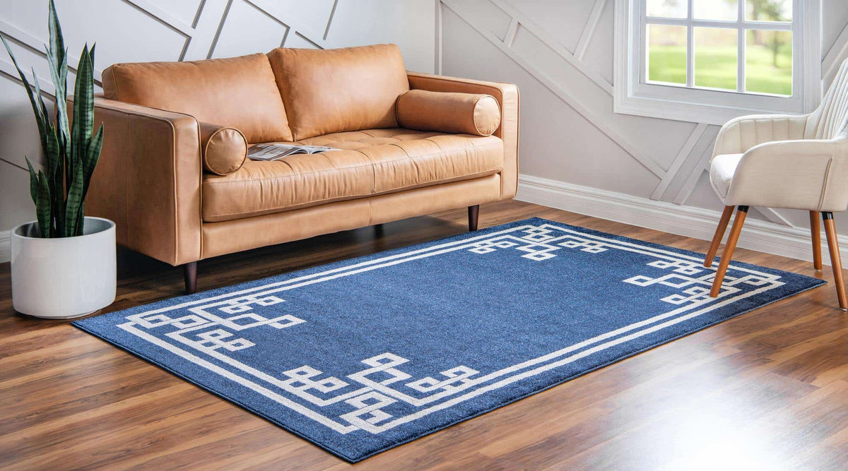 Rechteck Teppich Greek Key in Dunkelblau von Hadorn™ - Lifestyle Image