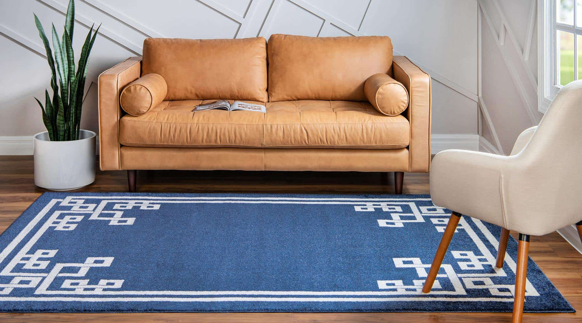 Rechteck Teppich Greek Key in Dunkelblau von Hadorn™ - Lifestyle Image