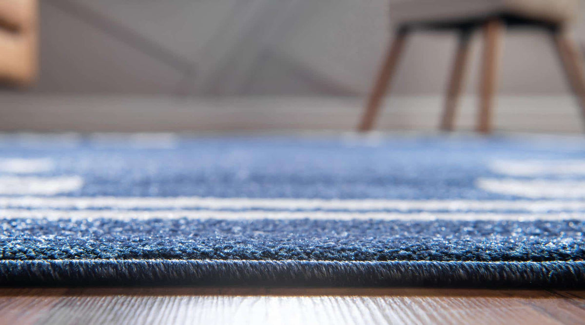 Rechteck Teppich Greek Key in Dunkelblau von Hadorn™ - Lifestyle Image