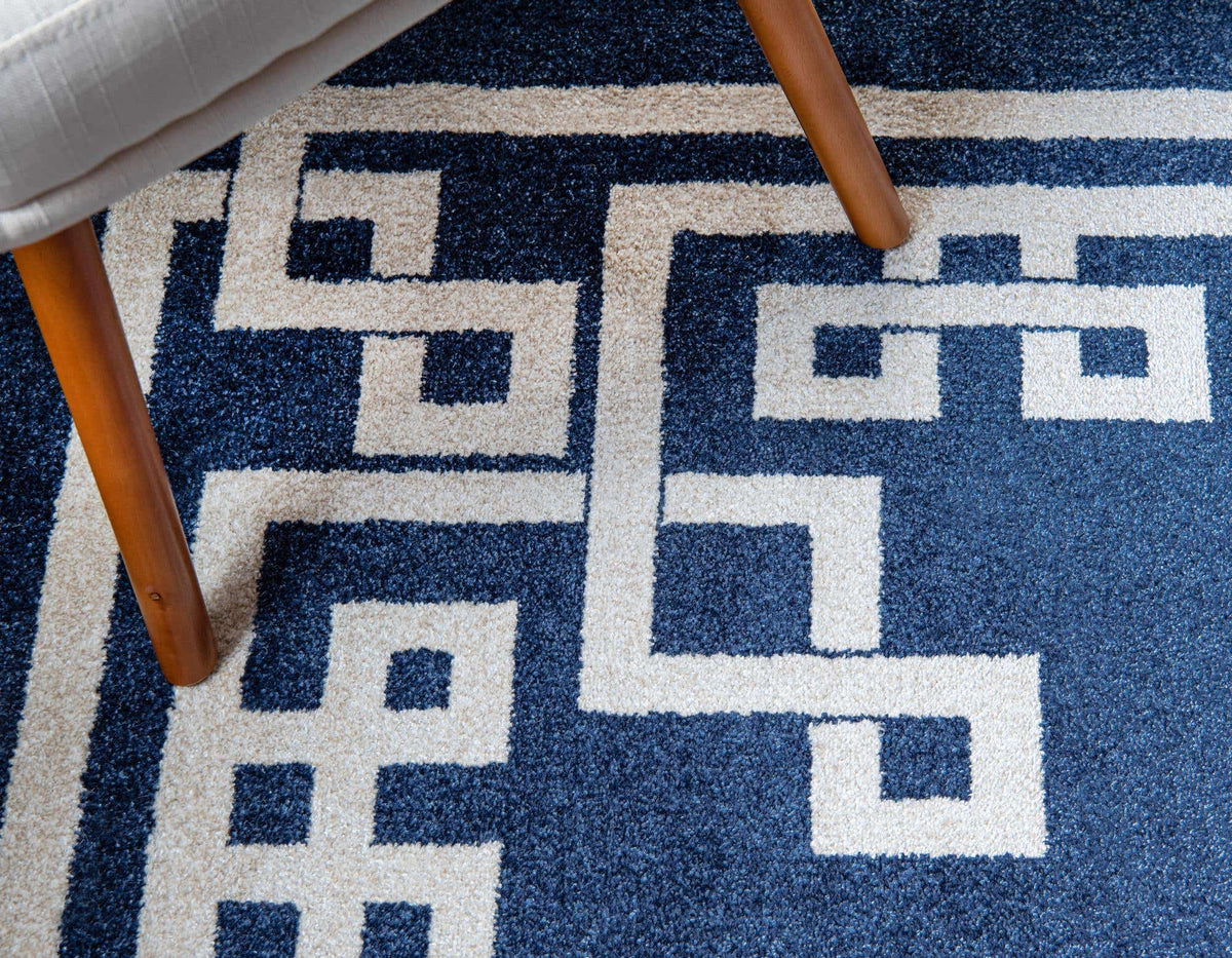 Rechteck Teppich Greek Key in Dunkelblau von Hadorn™ - Lifestyle Image