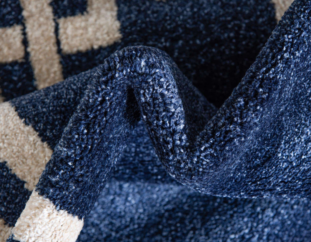 Rechteck Teppich Greek Key in Dunkelblau von Hadorn™ - Lifestyle Image