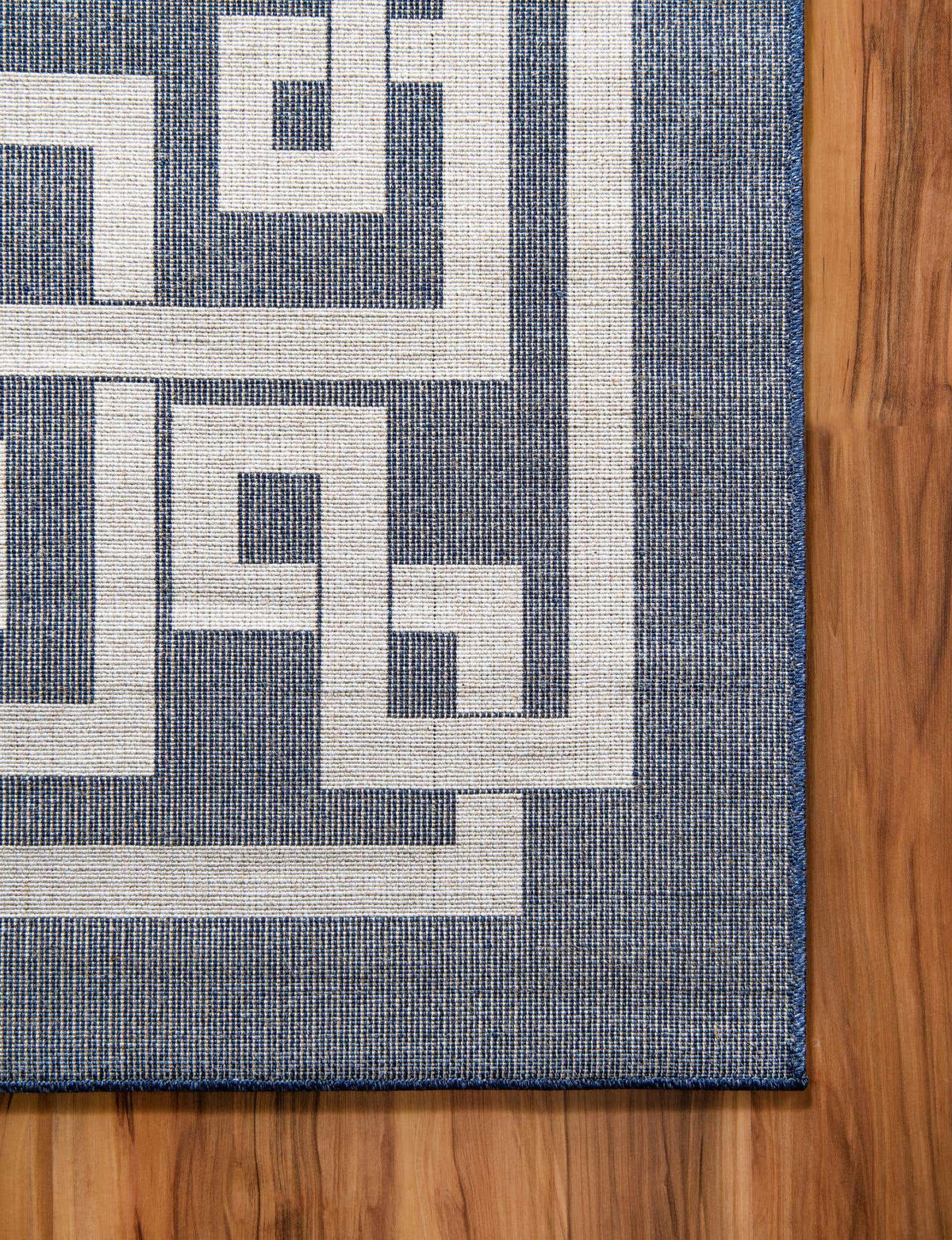 Rechteck Teppich Greek Key in Dunkelblau von Hadorn™ - Lifestyle Image