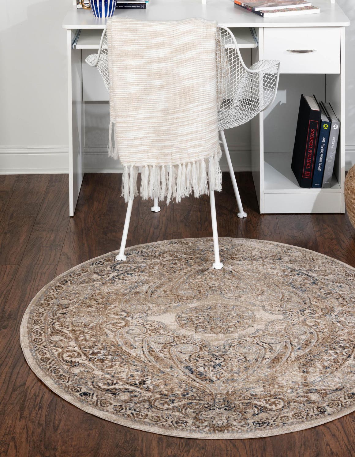 Rund Teppich Villa in Beige von Hadorn™ - Lifestyle Image
