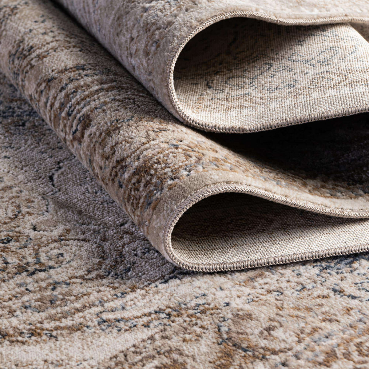 Rund Teppich Villa in Beige von Hadorn™ - Lifestyle Image
