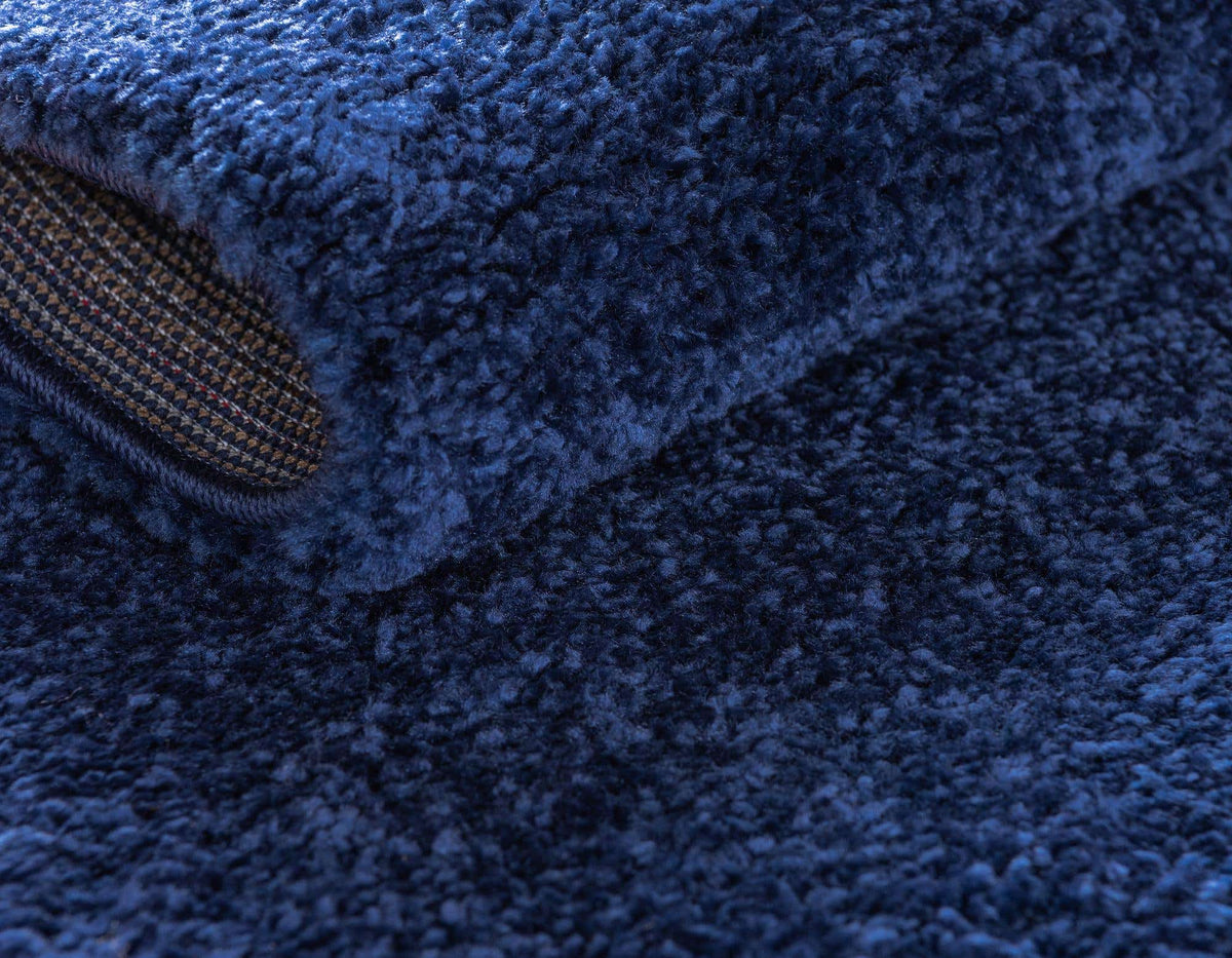 Rechteck Teppich Solid Frieze in Blau von Hadorn™ - Lifestyle Image