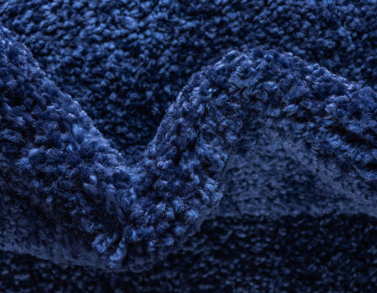 Rechteck Teppich Solid Frieze in Blau von Hadorn™ - Lifestyle Image