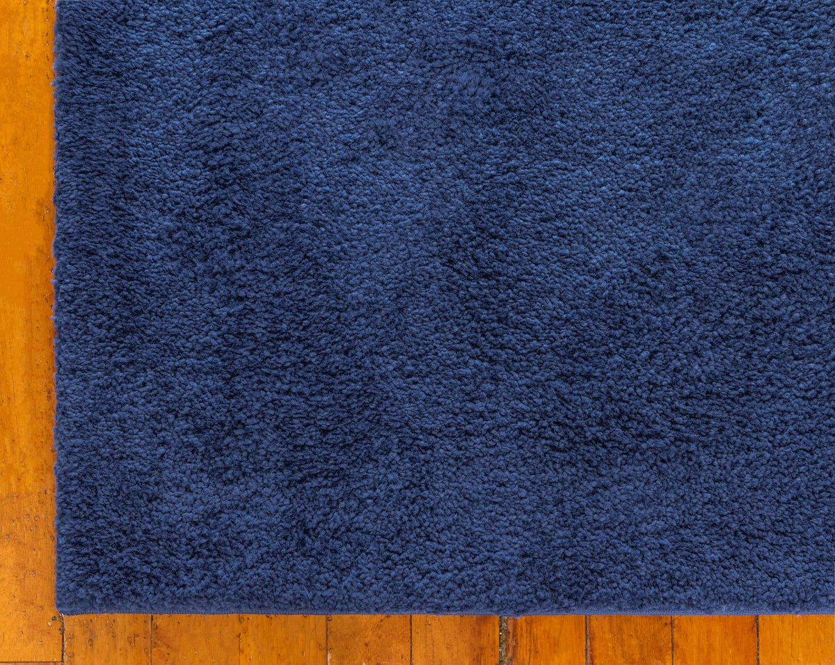 Rechteck Teppich Solid Frieze in Blau von Hadorn™ - Lifestyle Image