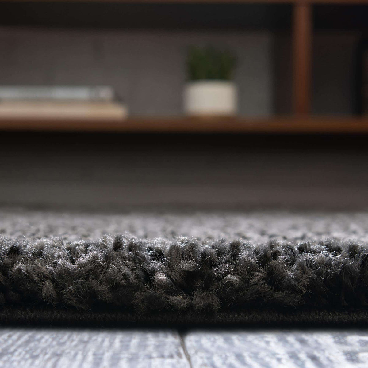 Rechteck Teppich Solid Frieze in Dunkelgrau von Hadorn™ - Lifestyle Image