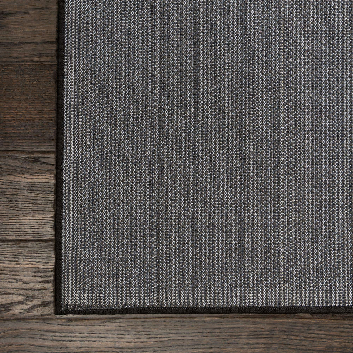 Rechteck Teppich Solid Frieze in Dunkelgrau von Hadorn™ - Lifestyle Image