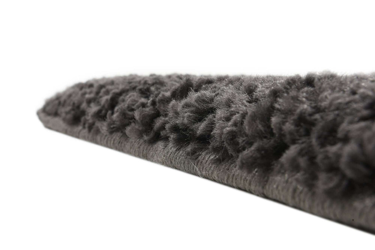 Rechteck Teppich Solid Frieze in Dunkelgrau von Hadorn™ - Lifestyle Image