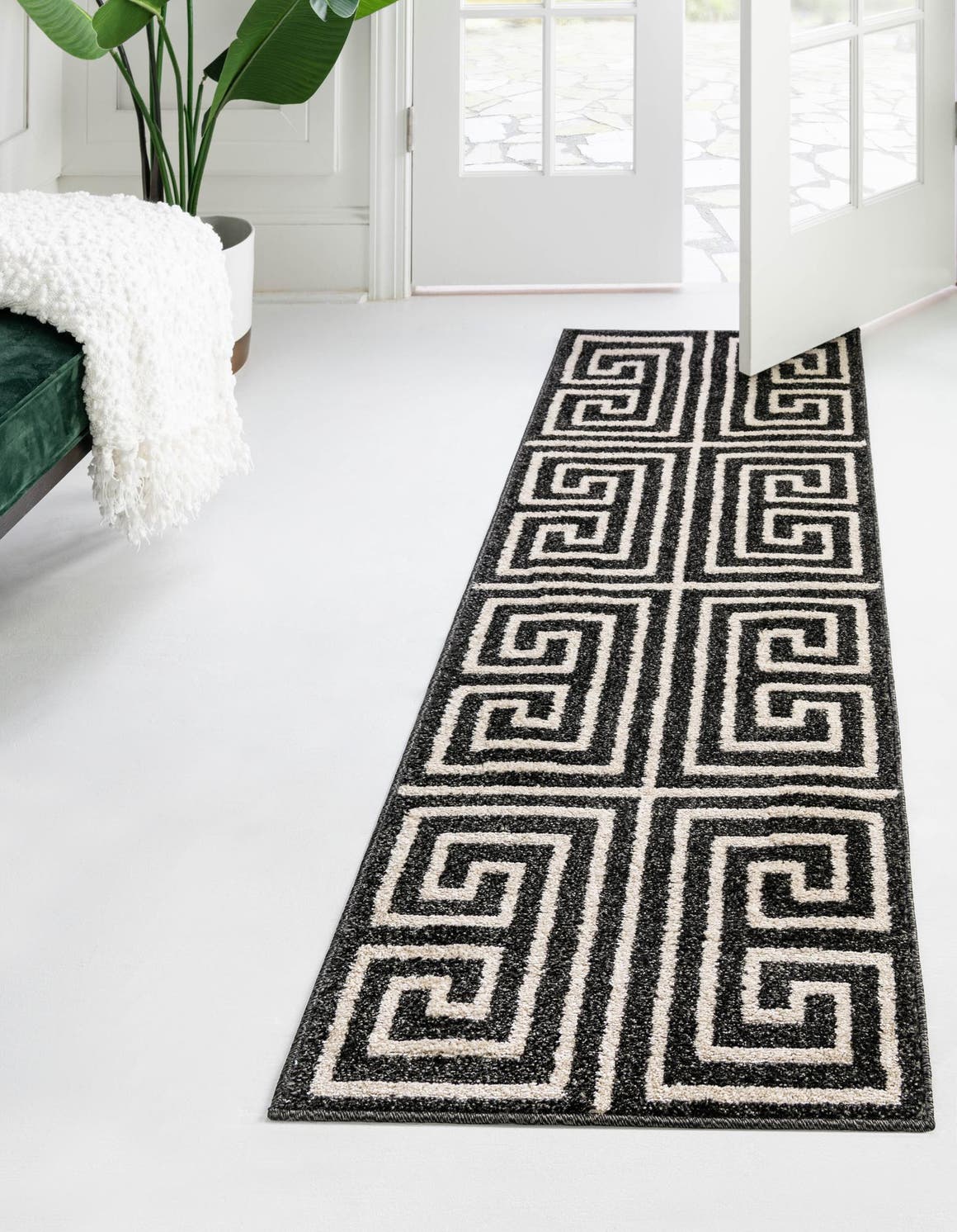 Läufer Teppich Greek Key in Schwarz von Hadorn™ - Lifestyle Image