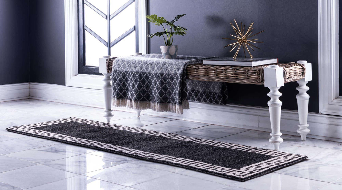 Läufer Teppich Greek Key in Dunkelgrau von Hadorn™ - Lifestyle Image