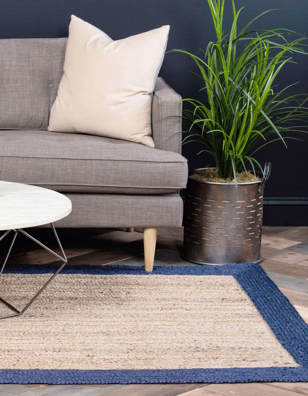 Rechteck Teppich Braided Jute in Natürlich von Hadorn™ - Lifestyle Image