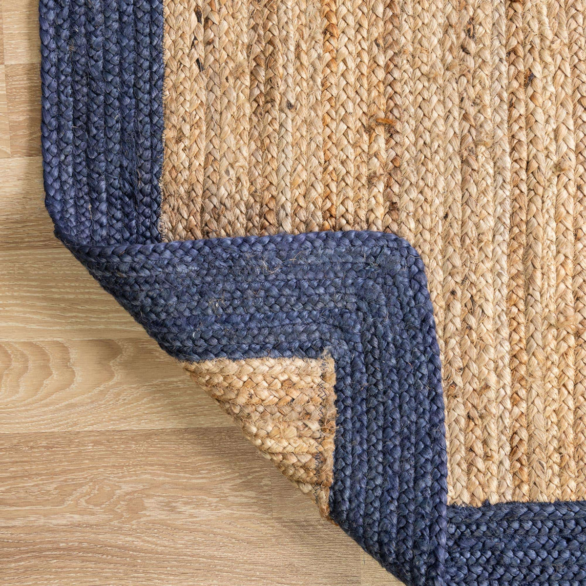 Rechteck Teppich Braided Jute in Natürlich von Hadorn™ - Lifestyle Image