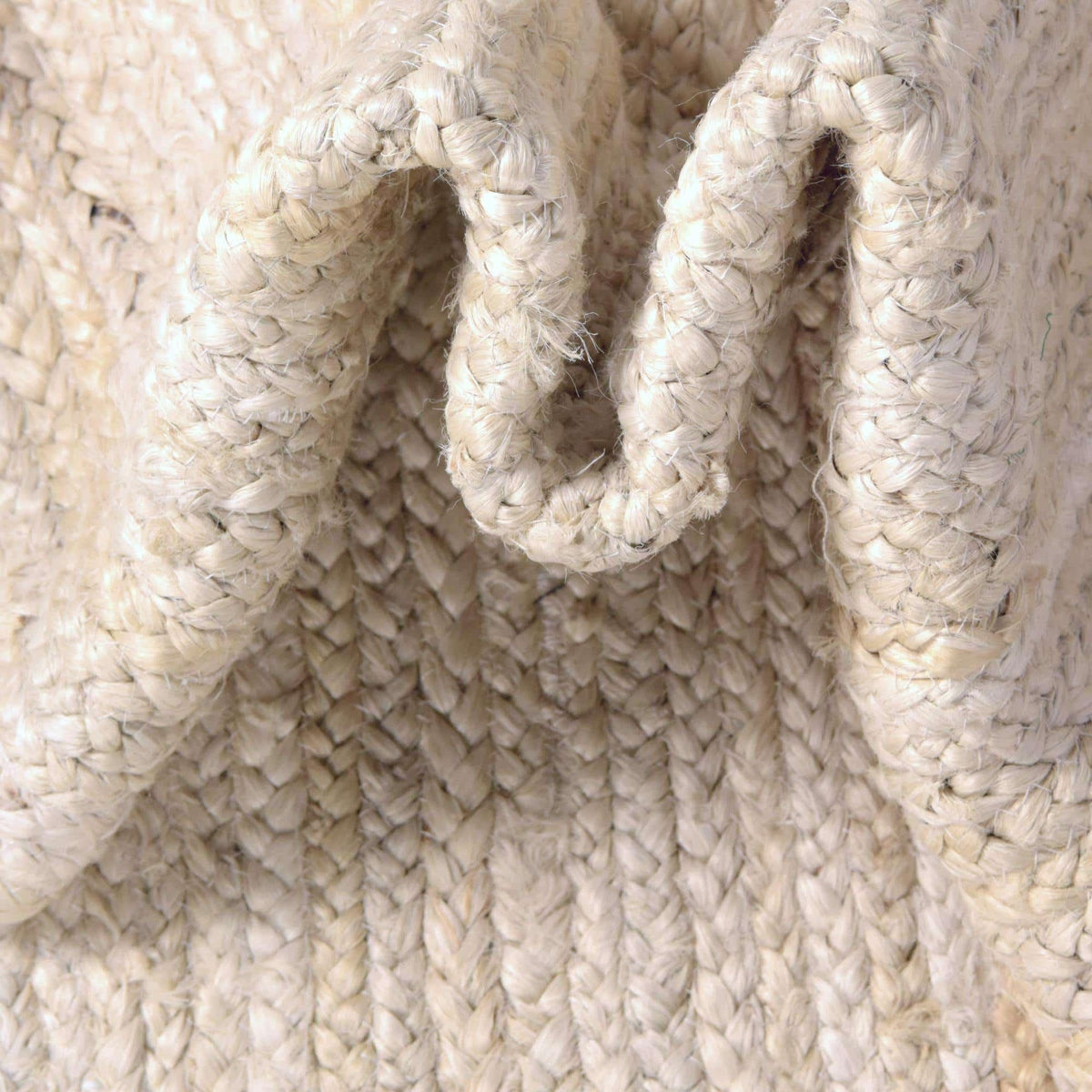Rechteck Handgeflochten Teppich Braided Jute in Weiss von Hadorn™ - Lifestyle Image