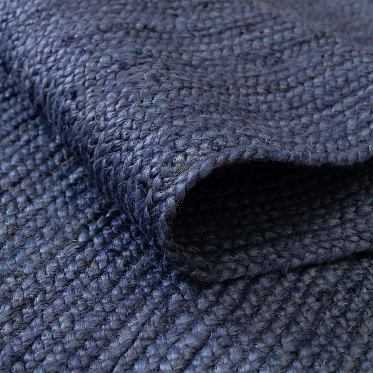 Rechteck Handgeflochten Teppich Braided Jute in Marineblau von Hadorn™ - Lifestyle Image