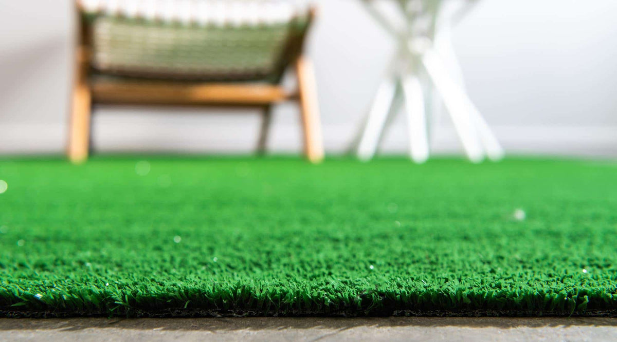 Rechteck Teppich Fairway Grass in Grün von Hadorn™ - Lifestyle Image