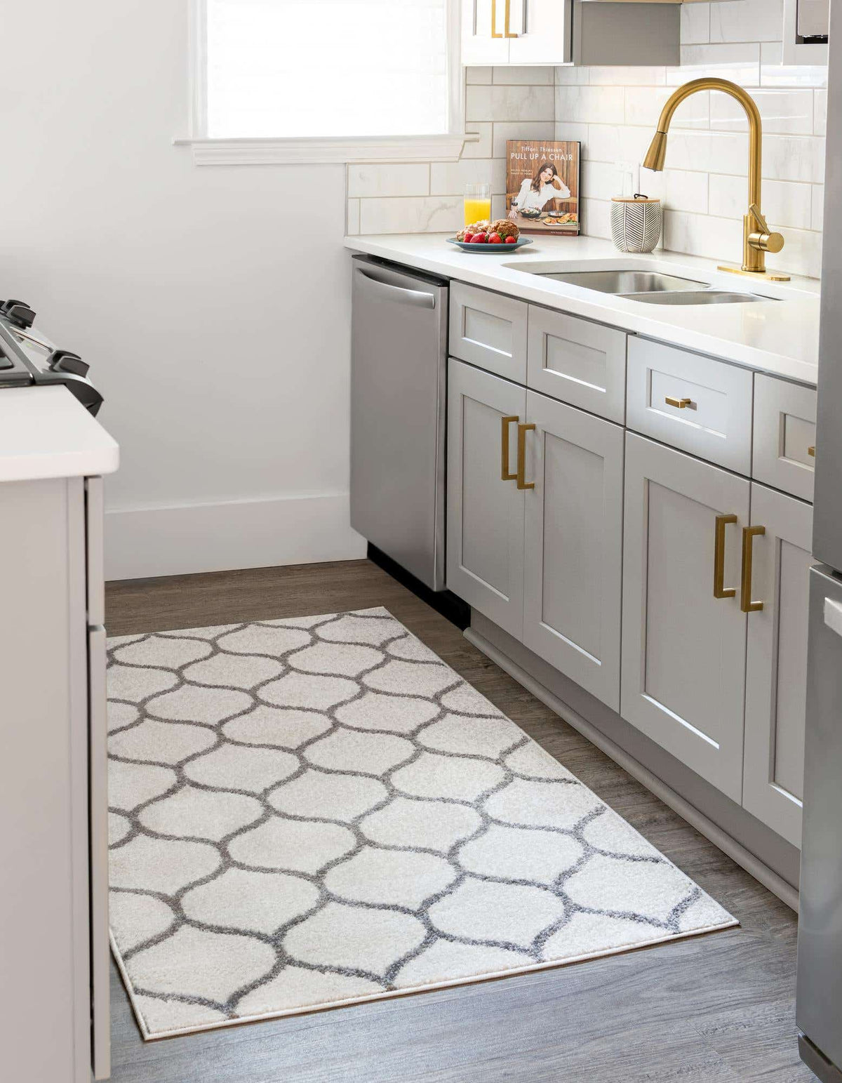 Rechteck Teppich Trellis Frieze in Beige von Hadorn™ - Lifestyle Image