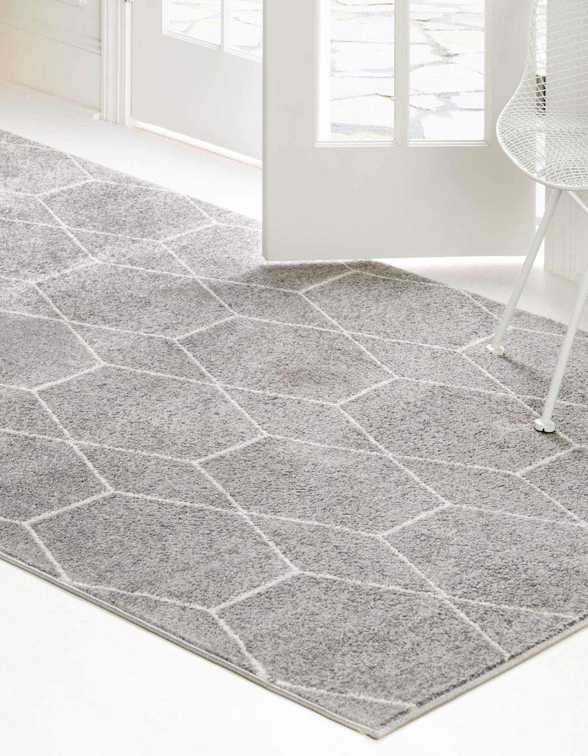 Rechteck Teppich Trellis Frieze in Hellgrau von Hadorn™ - Lifestyle Image