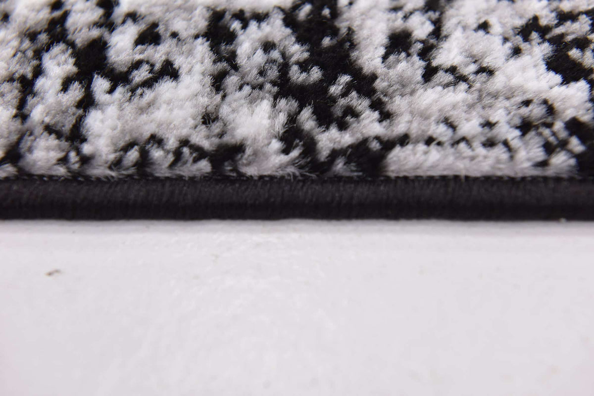 Quadratisch Teppich Monaco in Schwarz von Hadorn™ - Lifestyle Image