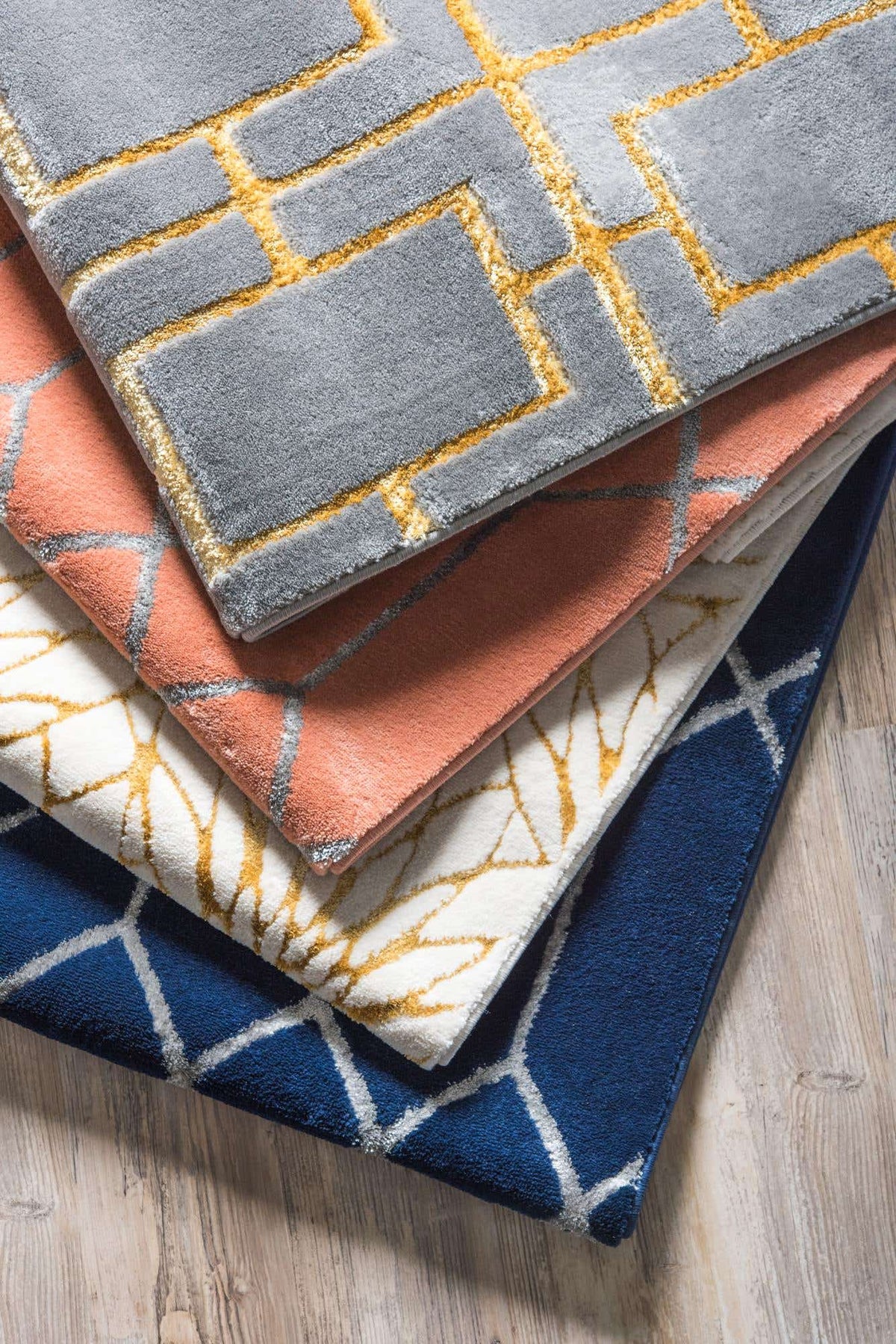 Rechteck Teppich Marilyn Monroe™ Glam Trellis in Blau von Hadorn™ - Lifestyle Image