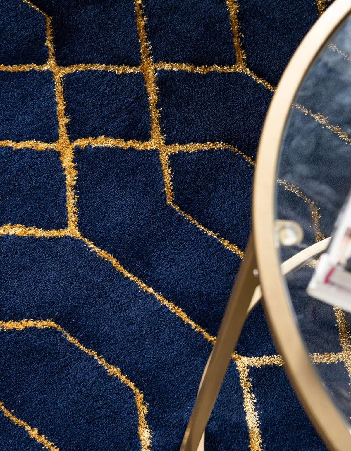 Rechteck Teppich Marilyn Monroe™ Glam Trellis in Marineblaues Gold von Hadorn™ - Lifestyle Image