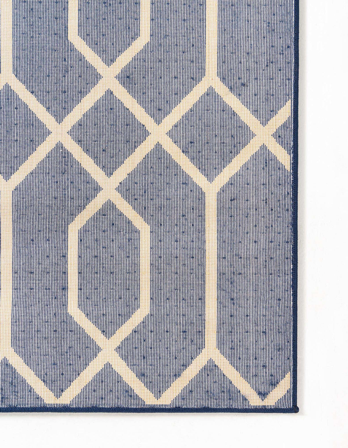 Rechteck Teppich Marilyn Monroe™ Glam Trellis in Marineblaues Gold von Hadorn™ - Lifestyle Image