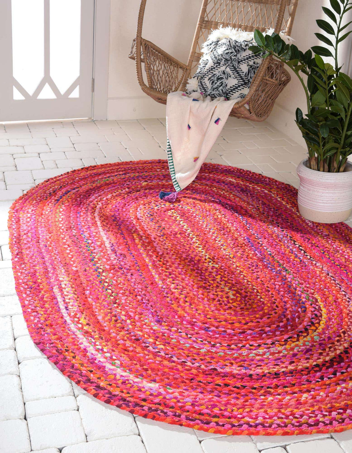 Oval Teppich Braided Chindi in Rot von Hadorn™ - Lifestyle Image