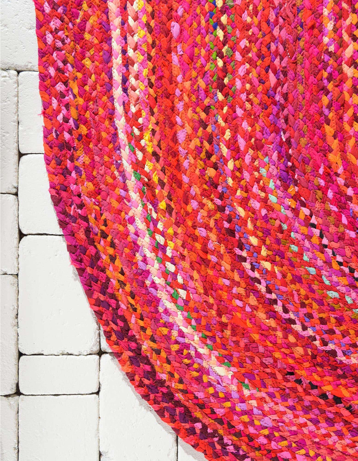 Oval Teppich Braided Chindi in Rot von Hadorn™ - Lifestyle Image