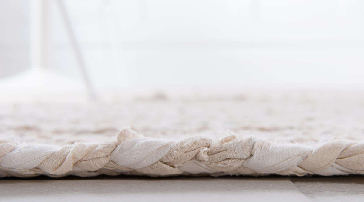 Rund Teppich Braided Chindi in Beige von Hadorn™ - Lifestyle Image