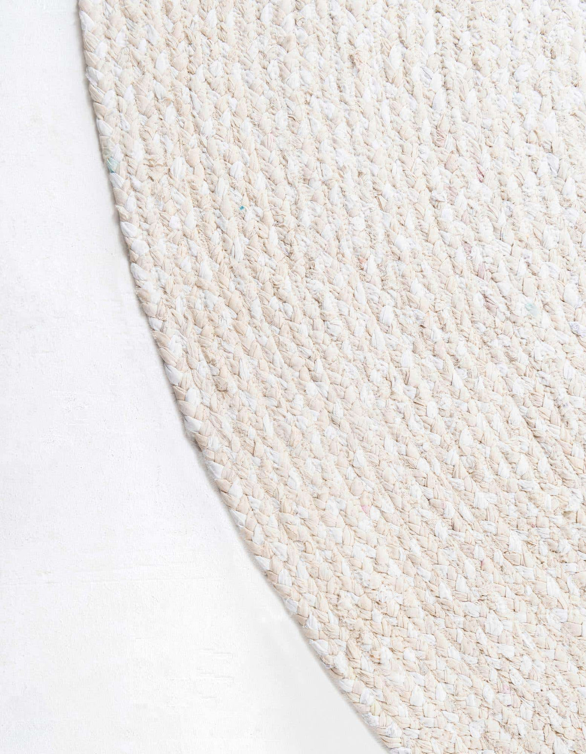 Rund Teppich Braided Chindi in Beige von Hadorn™ - Lifestyle Image