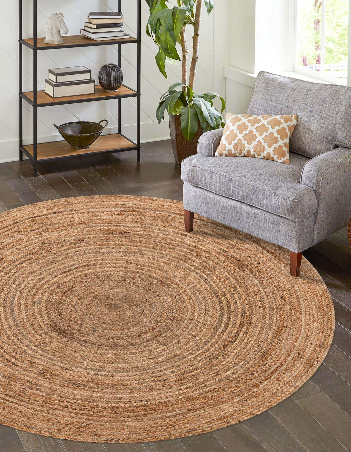 Rund Handgeflochten Teppich Braided Jute in Natürlich von Hadorn™ - Lifestyle Image
