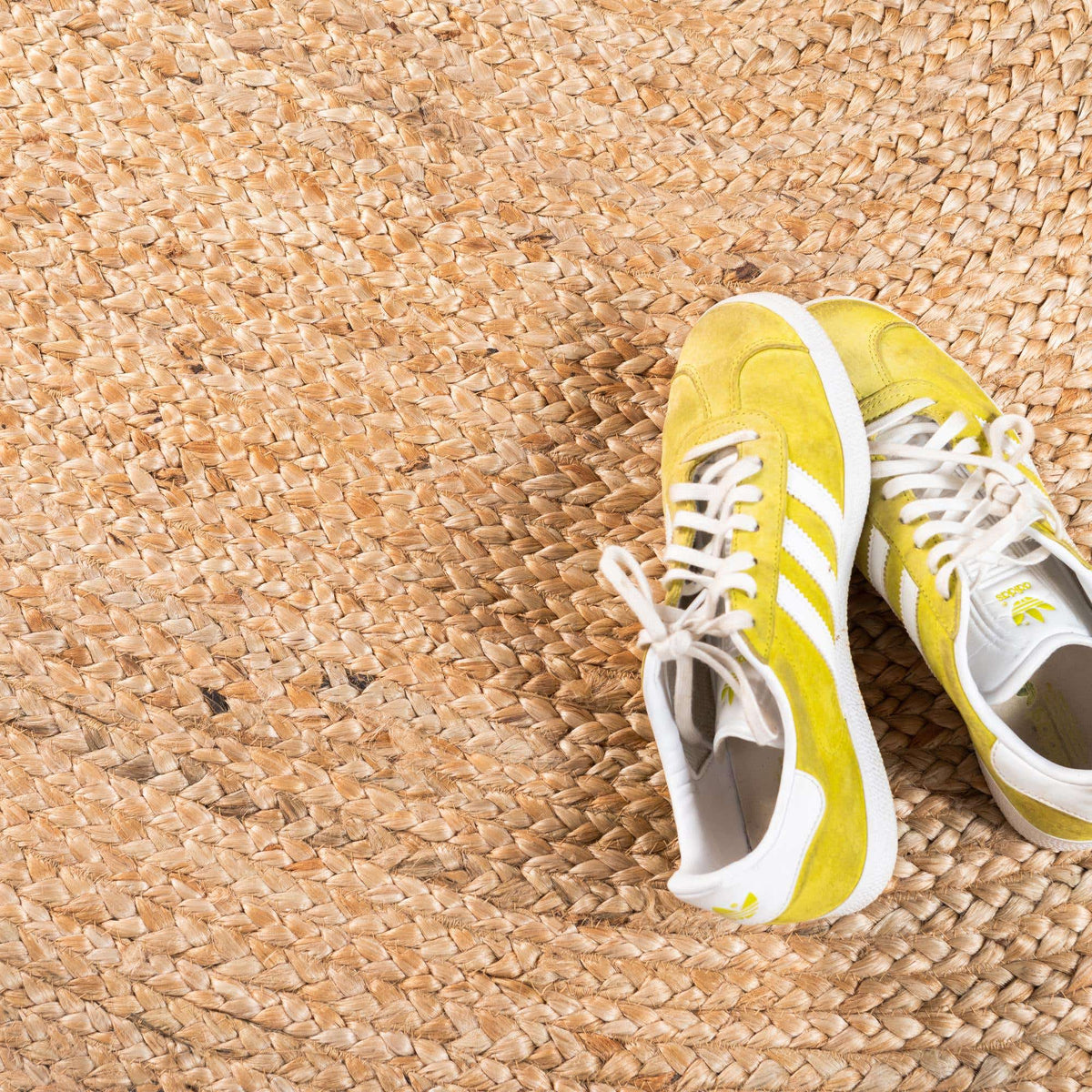 Rund Teppich Braided Jute in Natürlich von Hadorn™ - Lifestyle Image