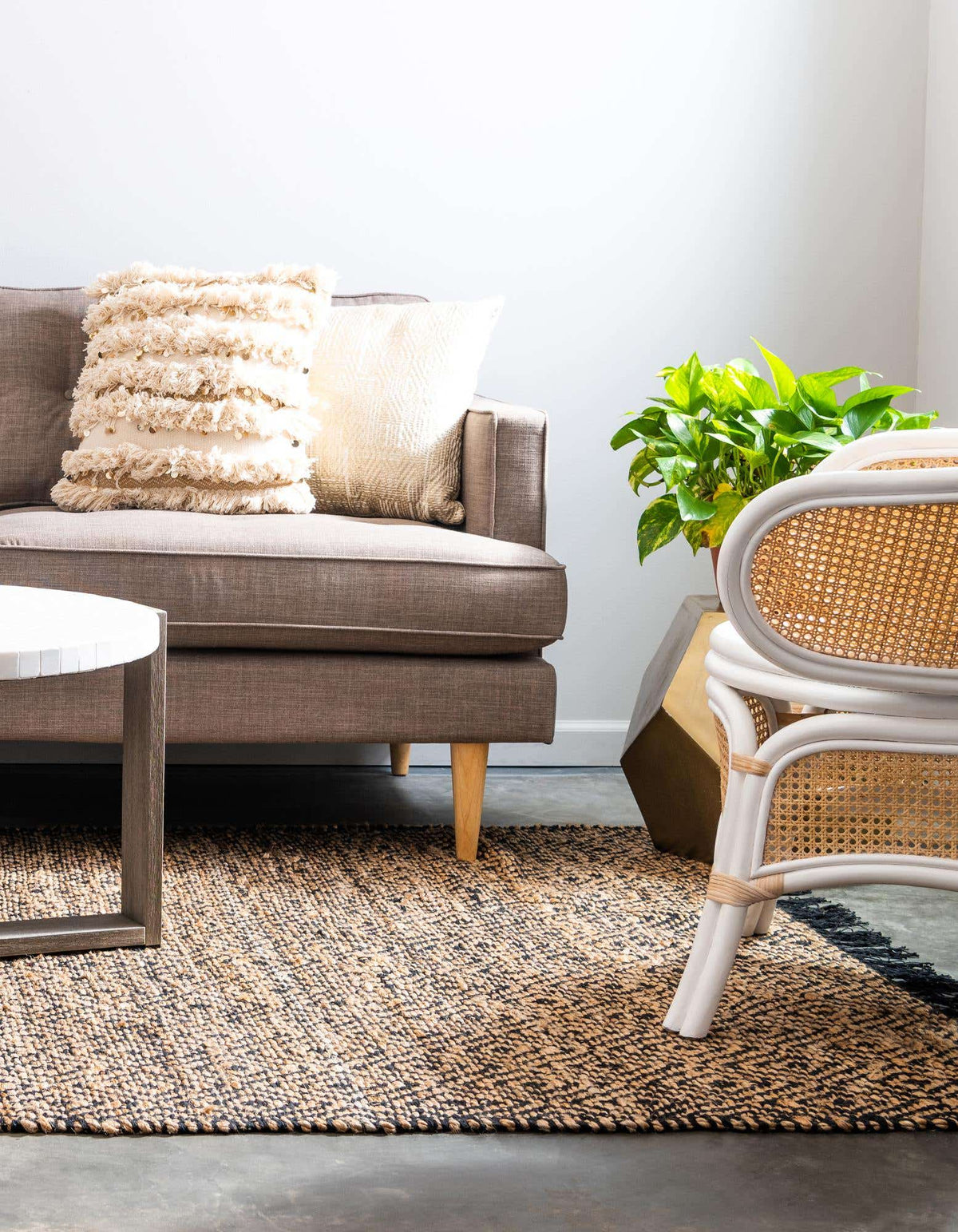 Rechteck Teppich Braided Jute in Schwarz von Hadorn™ - Lifestyle Image