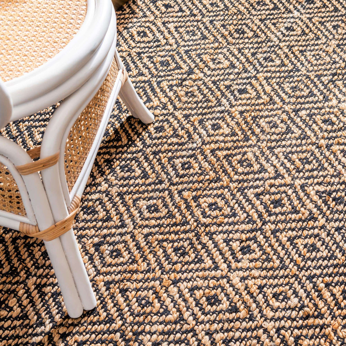 Rechteck Teppich Braided Jute in Schwarz von Hadorn™ - Lifestyle Image