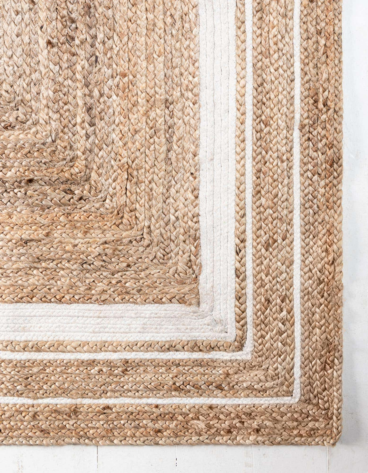 Rechteck Teppich Braided Jute in Natürlich und Weiss von Hadorn™ - Lifestyle Image