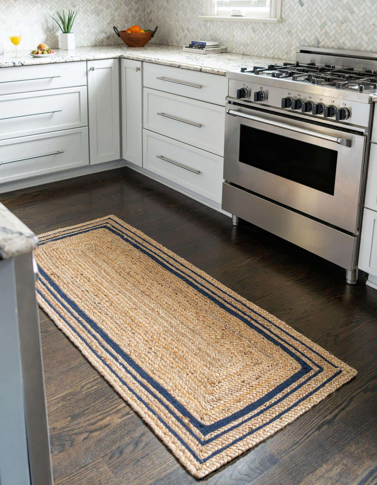 Läufer Teppich Braided Jute in Blau von Hadorn™ - Lifestyle Image
