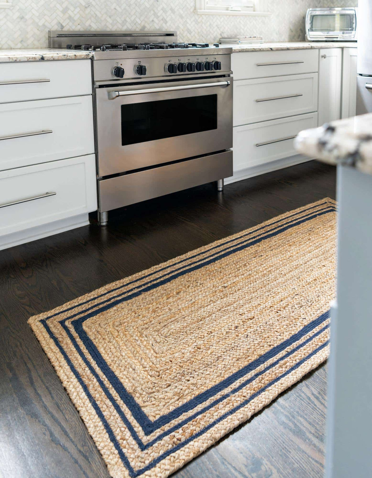 Läufer Teppich Braided Jute in Blau von Hadorn™ - Lifestyle Image