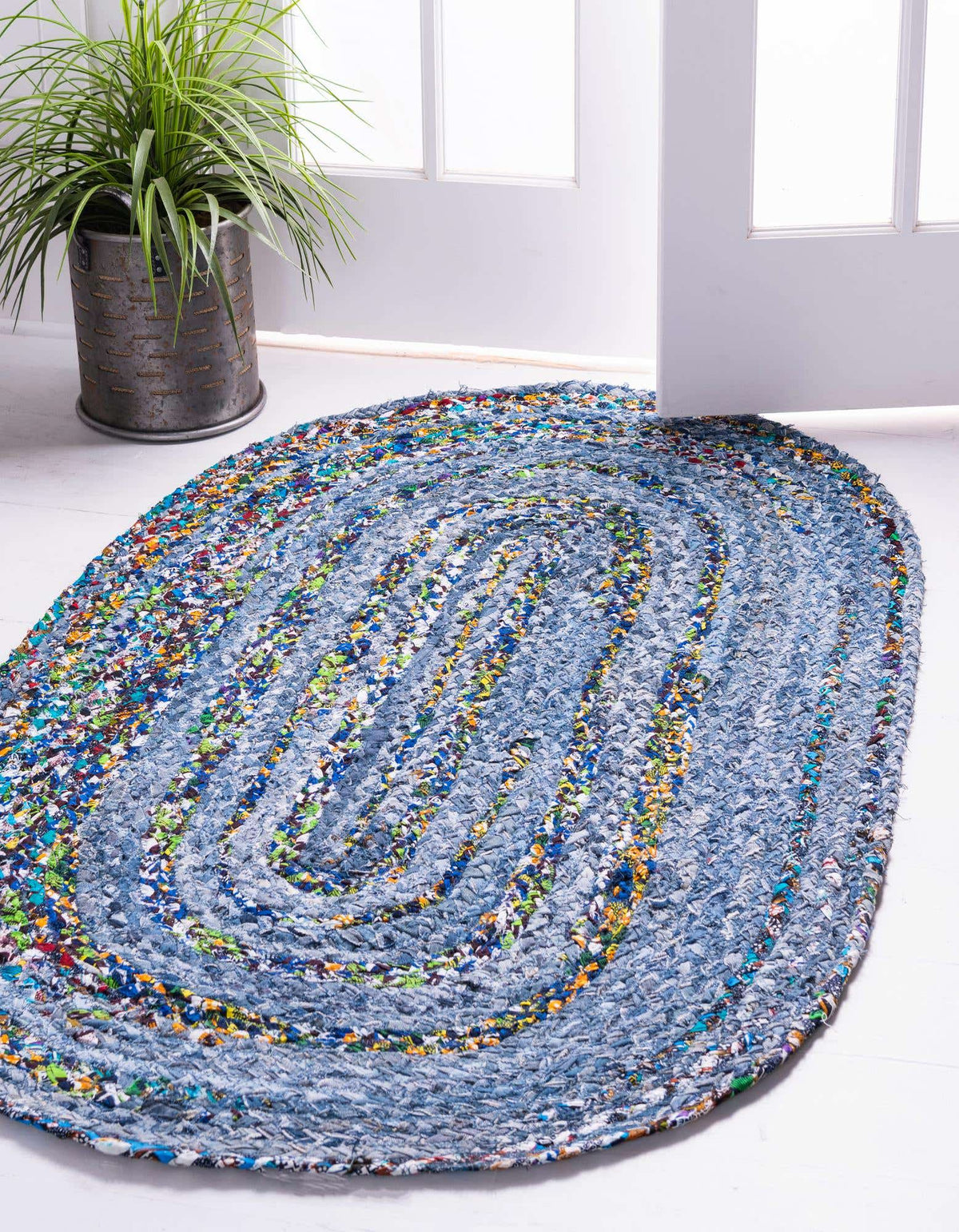 Oval Teppich Braided Chindi in Blau von Hadorn™ - Lifestyle Image