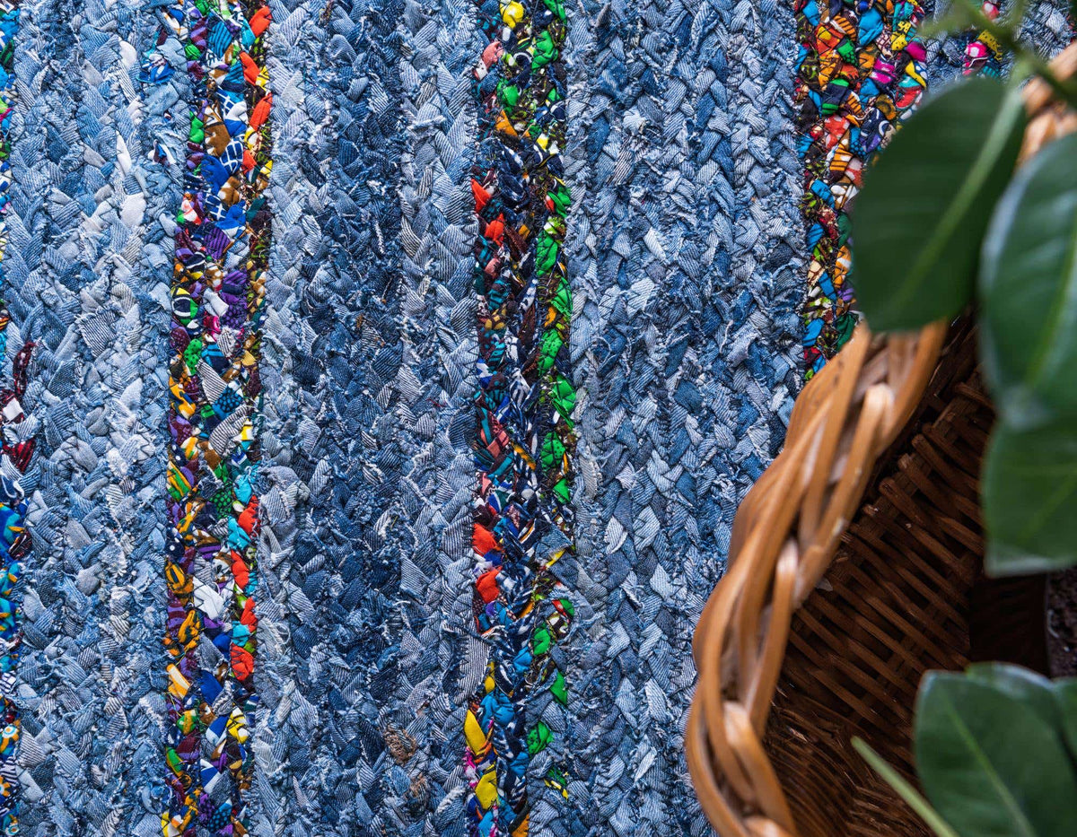 Oval Teppich Braided Chindi in Blau von Hadorn™ - Lifestyle Image